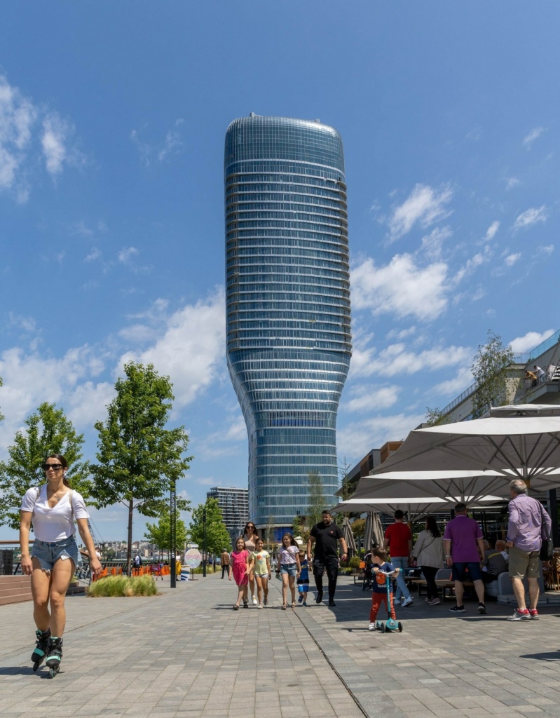The works on the facade of Kula Belgrade have been completed, and the tallest building in Serbia got its recognizable twisted silhouette. Read more!