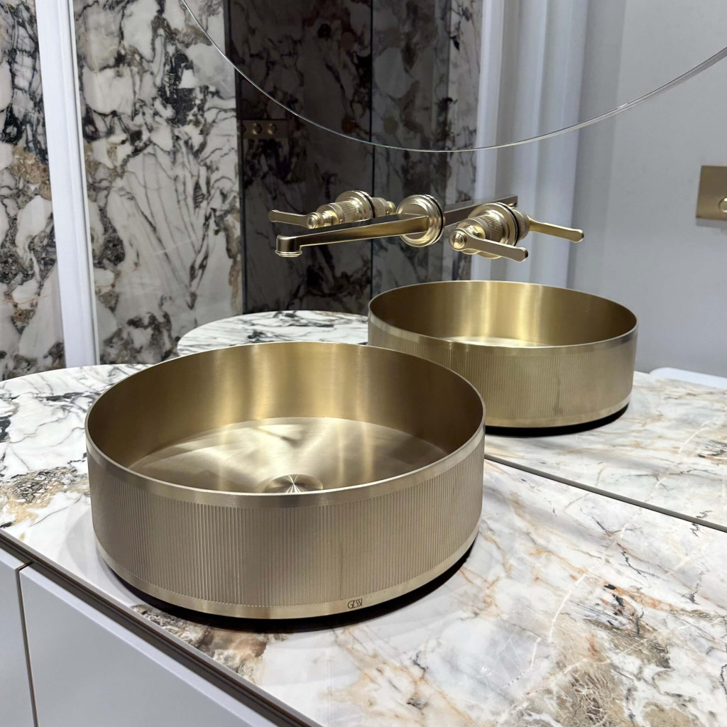 Zlatni lavabo sa mermernim postoljem u salonu EURODOM TILE & STYLE