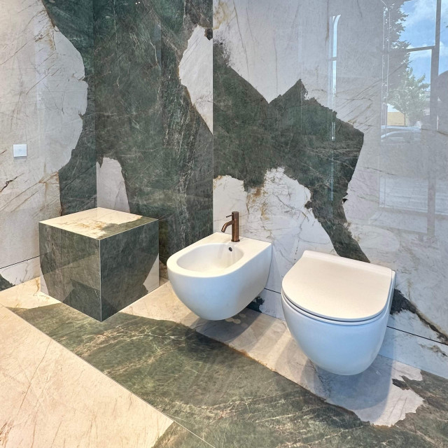 Toilet and bidet in the EURODOM TILE & STYLE store in Belgrade Waterfront