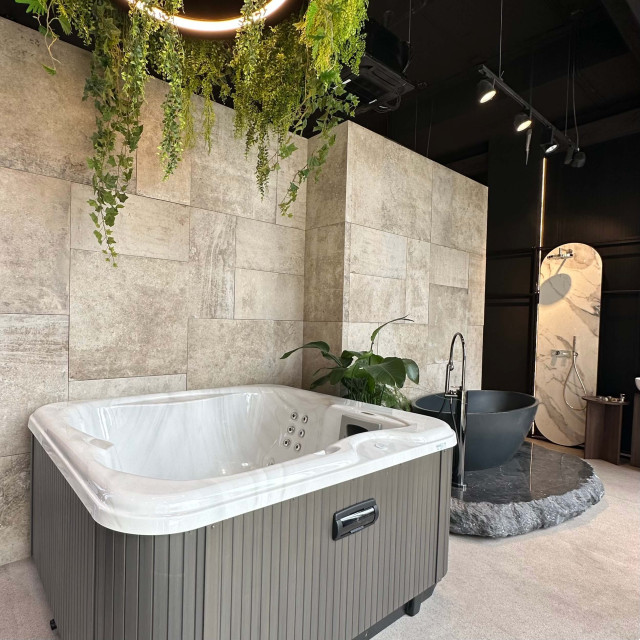 Jacuzzi, bathtub and shower equipment in the EURODOM TILE & STYLE salon