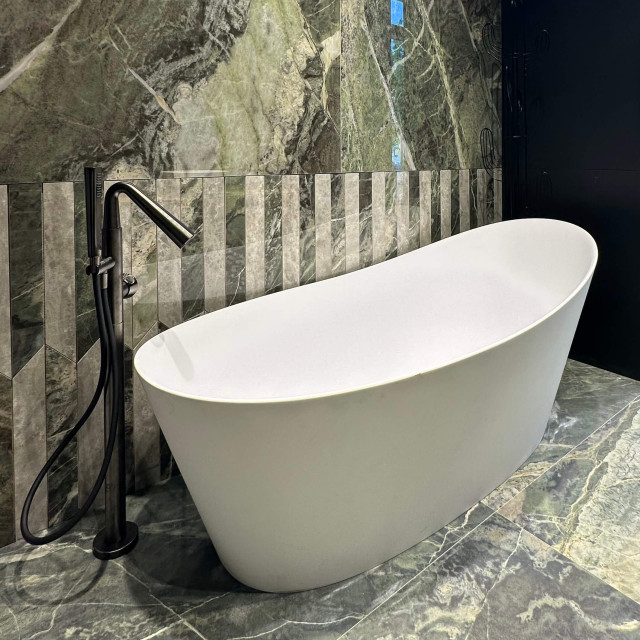 Bathtub and standing floor faucet for bathtub with shower in the EURODOM TILE & STYLE showroom