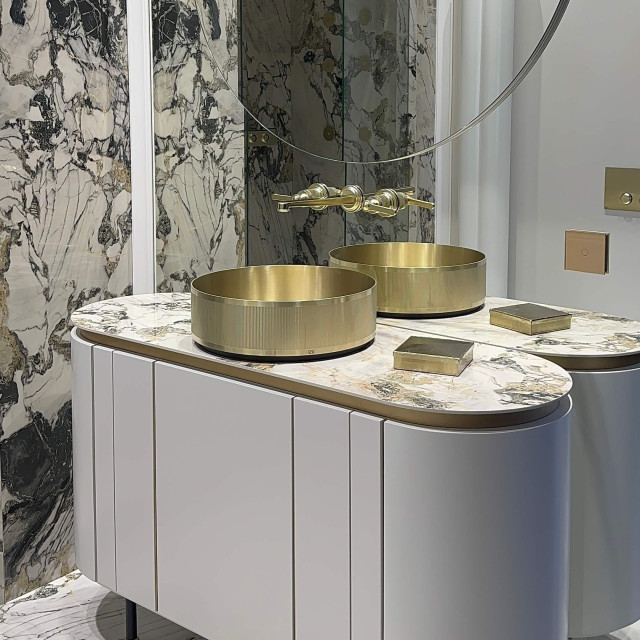 Golden sink with luxury cabinet and mirror in the EURODOM TILE & STYLE showroom