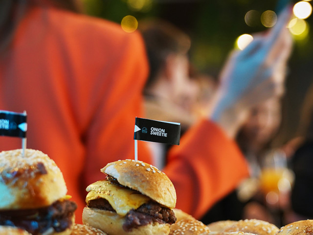 Onion Sweetie burgers at the SMASHER&CO restaurant in Belgrade Waterfront