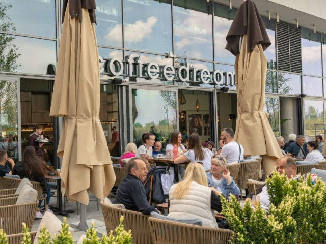 Uživanje u bašti Coffeedream kafića koji odiše mirnom atmosferom i prelepim prostorom za druženje