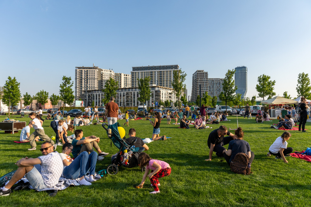 Visitors to the Sava Promenada enjoy the green area and spend quality time by the river