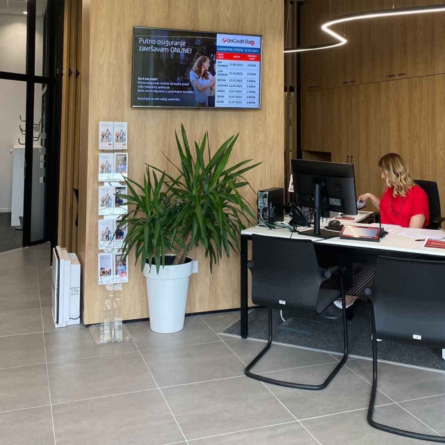 UniCredit Bank branch office and banking expert for financial solutions