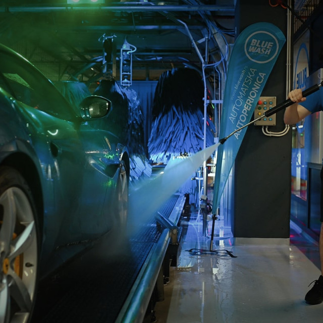 New technology for washing vehicles in a car wash in the Galerija shopping center