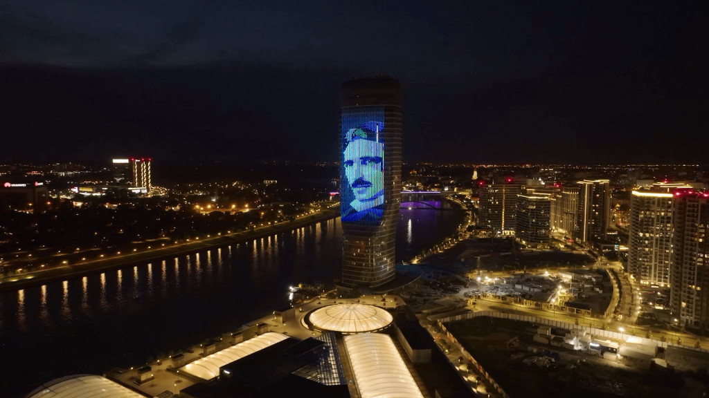Munje na Kuli Beograd oživele lik Srbina koji je doneo svetlost planeti
