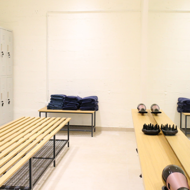 Changing room with lockers where you can store your clothing.