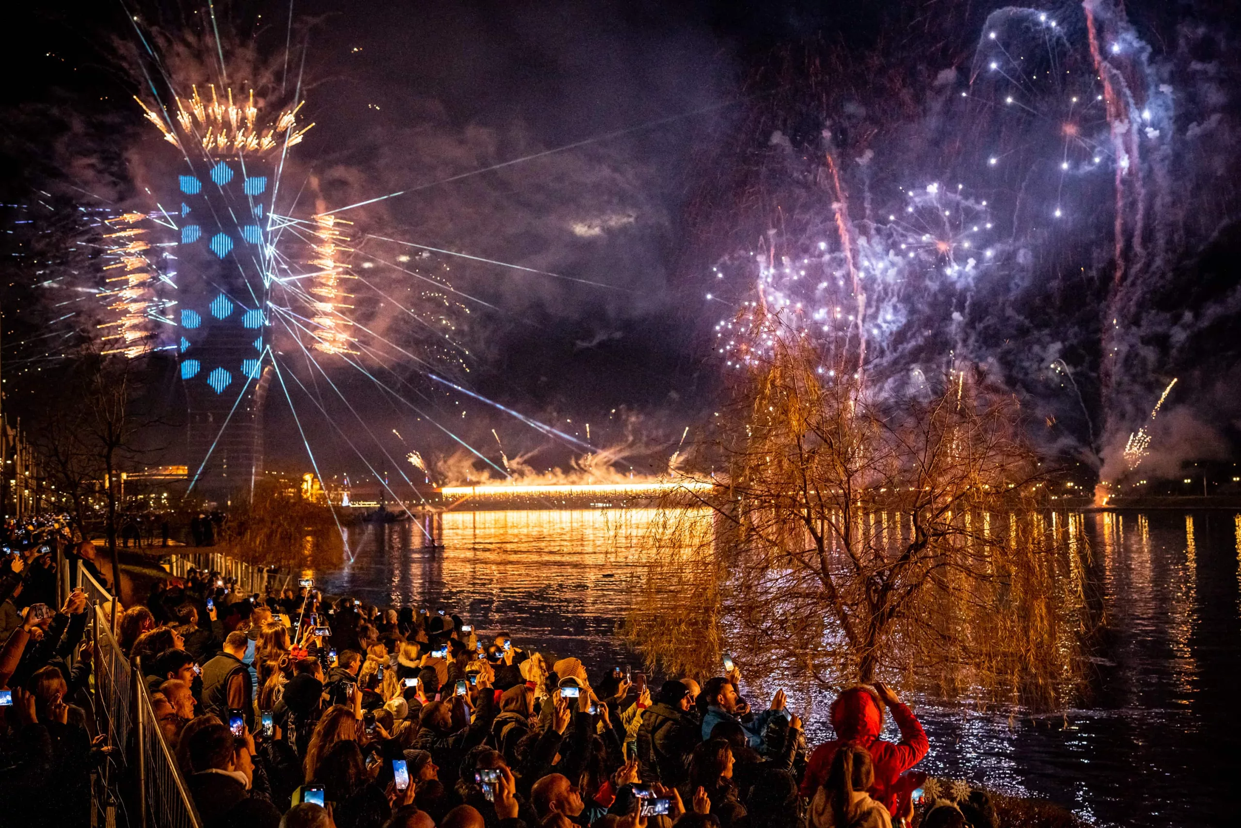 Neverovatan vatromet i doček Nove godine u Beogradu na vodi pun ljudi