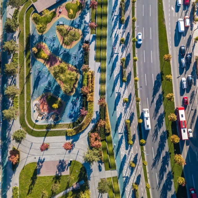 savski-park-igraliste-1 Pogled na dečije igralište Savskog parka u Beogradu na vodi iz ptičije perspektive.