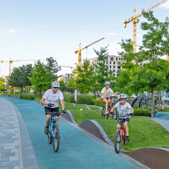 biciklistička-staza Residents of Belgrade Waterfront enjoy a leisurely afternoon cycling along the green pathways of Sava Park, surrounded by nature and tranquillity.