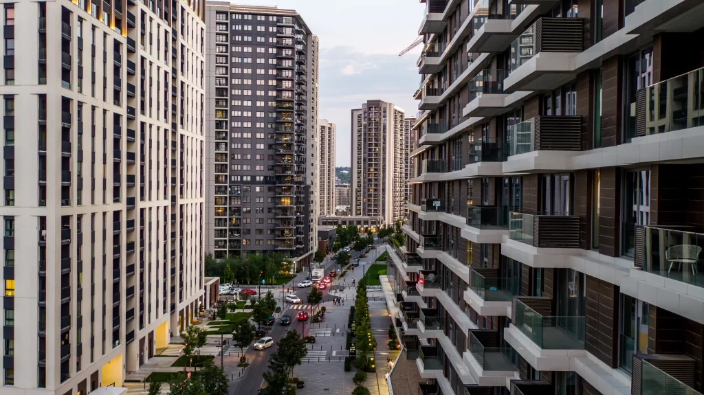 Pitali smo AI: Zašto je Beograd na vodi idealna destinacija za život mladih u Beogradu?