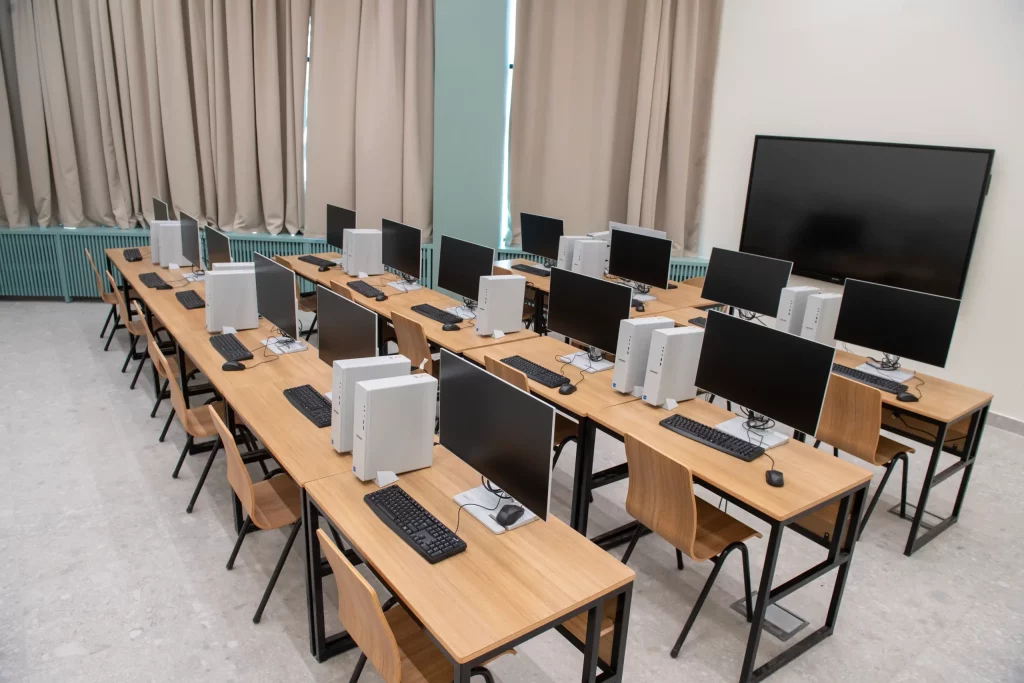 bw-drzavna-osnovna-skola-isidora-sekulic-ucionica-kompjuteri_-1-1024x683.webp
