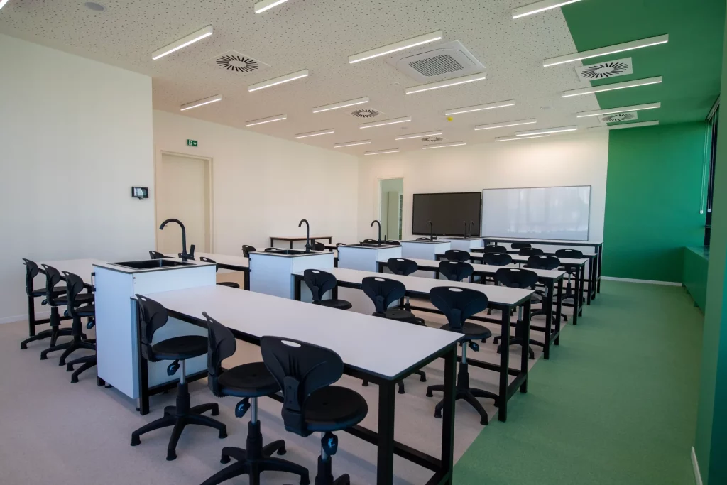 bw-drzavna-osnovna-skola-isidora-sekulic-ucionica_-1-1024x683.webp