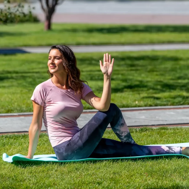 joga-u-prirodi-u-beogradu-na-vodi_ Yoga in nature in the Belgrade Waterfront.
