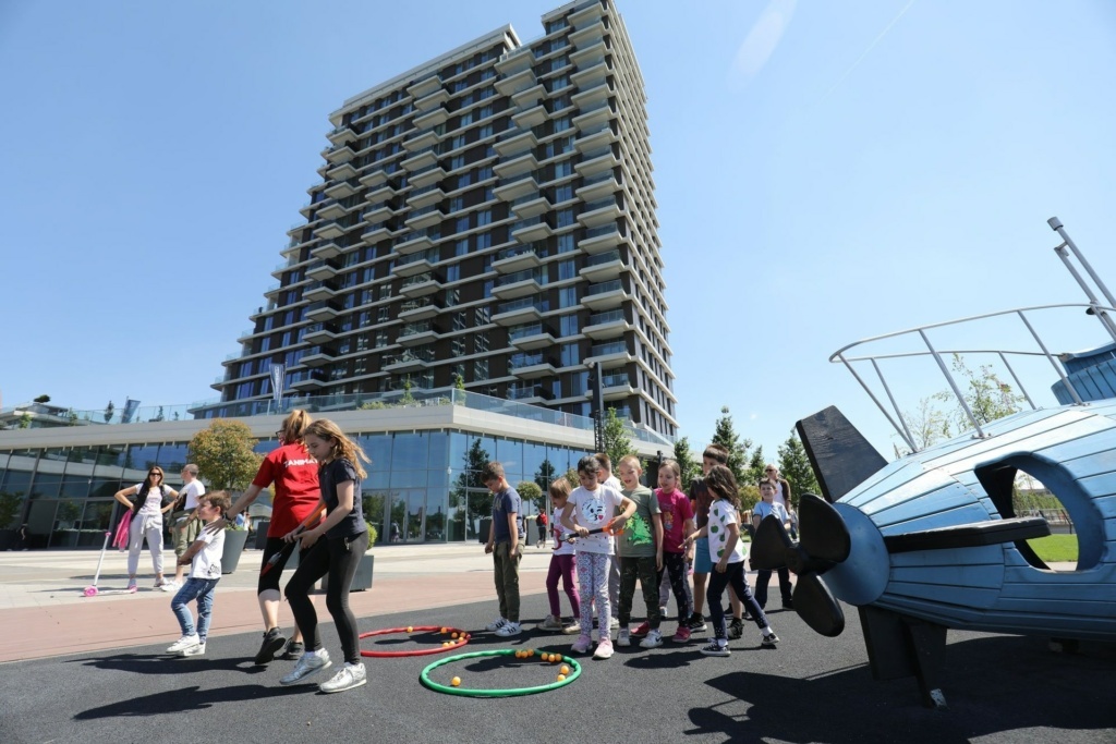 This weekend, Sava Promenada was the choice of many fellow citizens, who enjoyed the pleasant spring weather, but also the sports games.