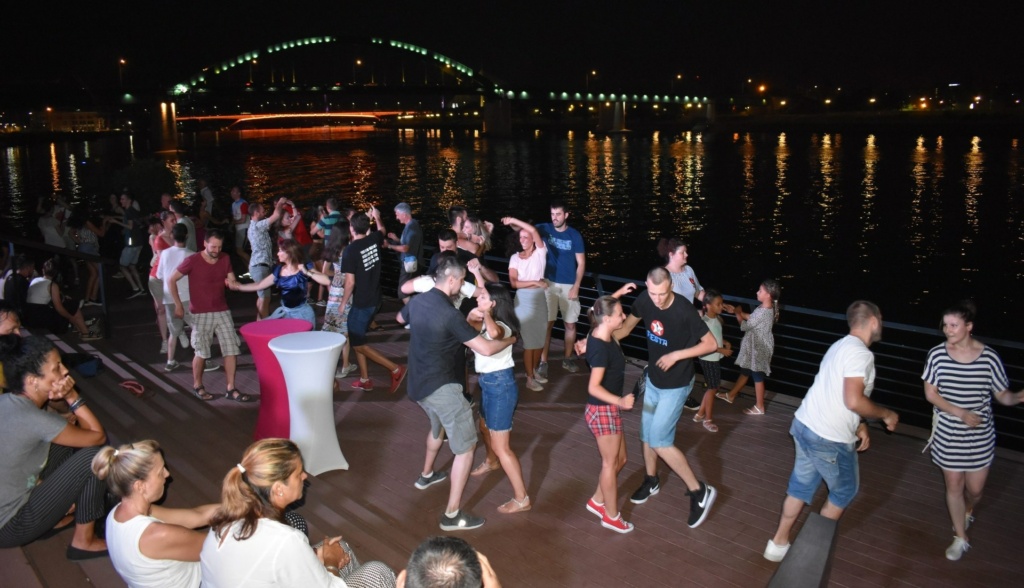 Pod sjajem beogradskog neba, veseli posetioci uživali su u plesnoj večeri na Sava Promenadi. Kako je Belgrade Waterfront izgledao u plesnom ruhu? Klik na link.