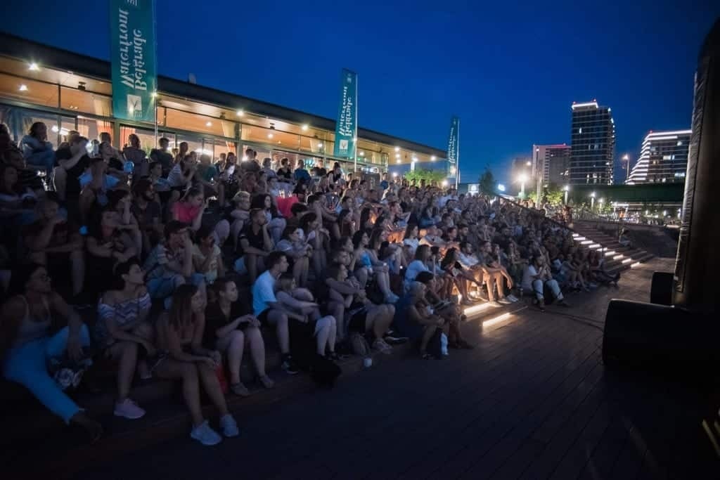 U srcu Beograda na vodi, ljubitelji filma imaju svoj kutak! Pod vedrim nebom gledali su se najbolji filmovi, a Film Street Open Air Cinema je očarao posetioce.