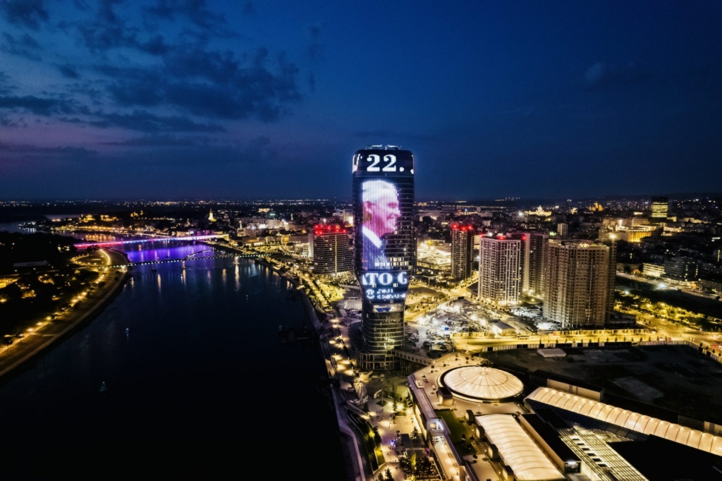 Animated photos of the world-renowned artists Andrea Bocelli and Mariza were projected on the facade of the Kula Belgrade. Find out more about this spectacle!