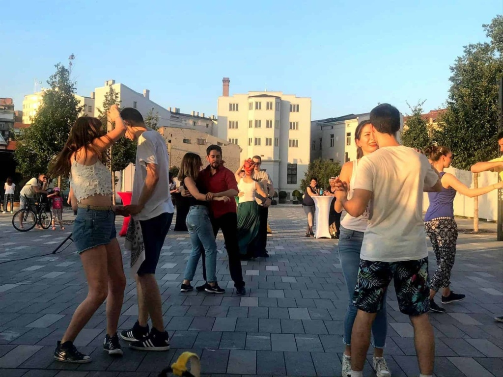 Cheerful rhythms of salsa and bachata, as well as an exciting children programme with artistic performances, karaoke shows, and sweets marked the sunny end of the week at Sava Promenada!