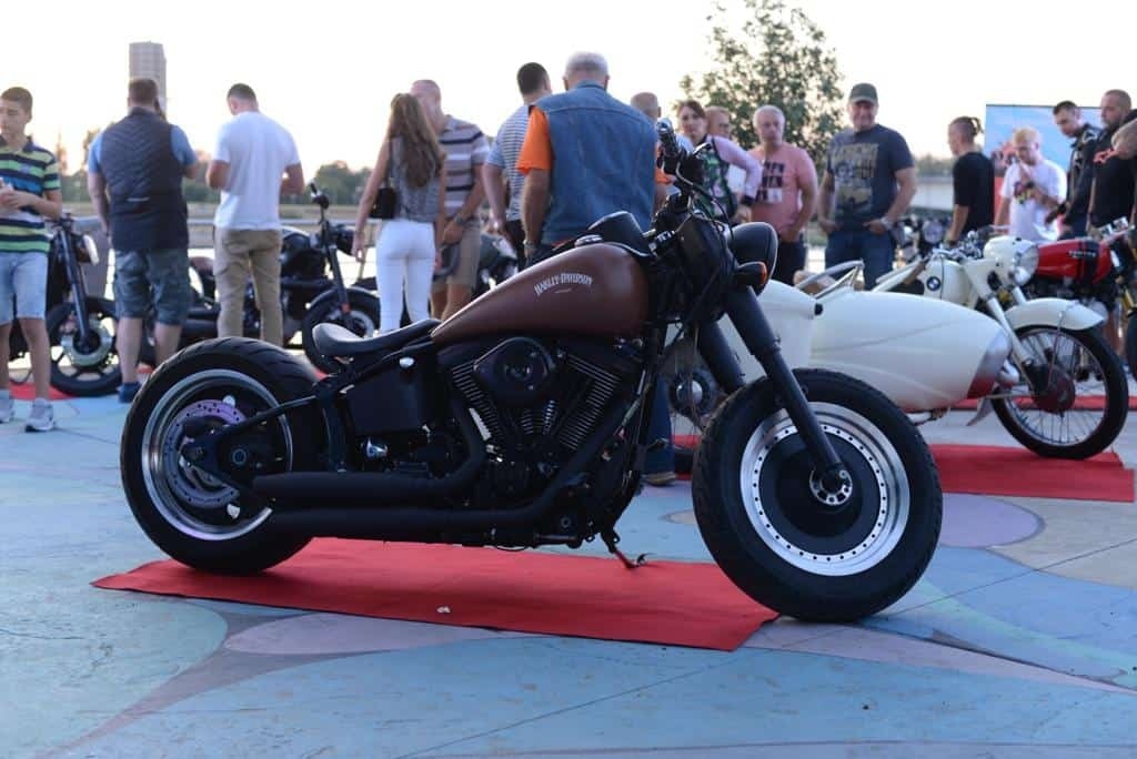 Manifestacija Custom bike show – Savamala na dva točka 2.0, organizovana na Sava Promenadi u Beogradu na vodi bila je savršeni susret bajkera. Istražite!