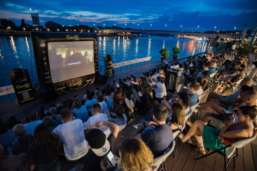 Ljubitelji bioskopa na otvorenom ovog leta će moći da uživaju u najgledanijim filmovima u okviru novog Open Air Cinema, na Sava Promenadi.