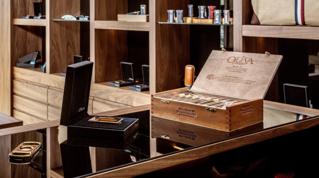 Tabacalera is a store of hand-made cigars, equipment for storing and preparing cigars, which also offers a special selection of alcoholic beverages.