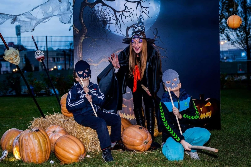 Sava Promenada got a new look during Halloween. Entertainers disguised as witches and zombies took photographs with visitors and helped them carve spooky pumpkins.