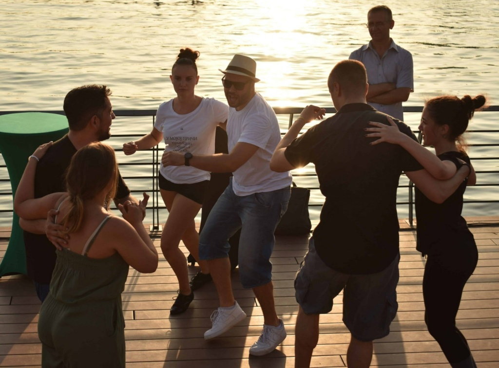 Brzi ritmovi i pokreti koji ih prate i magični zvuci salse i baćate u pozadini. Dobrodošli u Beograd na vodi, a o kakvom se događaju radi, saznajte sa linka.