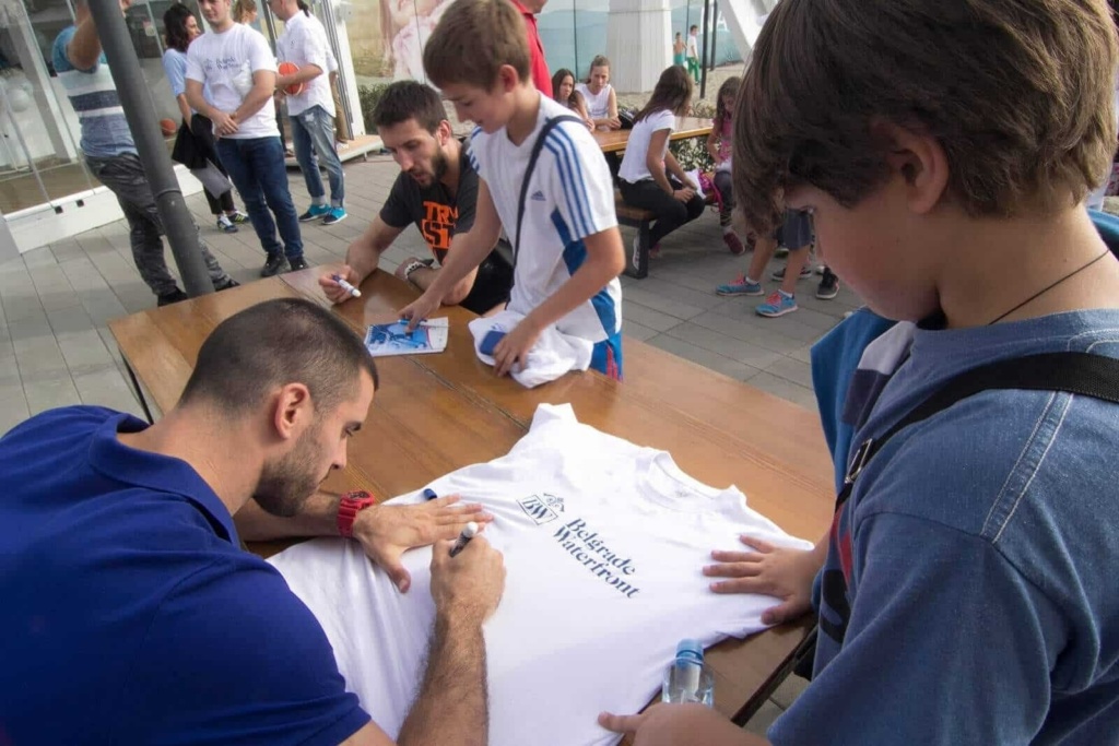 Red Star and Partizan basketball players Branko Lazic and Stefan Bircevic spent a Sunday with visitors and Belgrade schoolchildren at Sava Promenada.